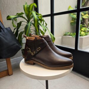 Botas con herrajes